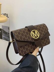 Bolso cuadrado pequeño de diseño nicho, bolso de hombro nuevo para mujer 2024, con sensación de alta gama y simplicidad, versátil para uso diario y como bandolera