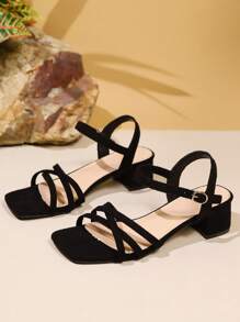 Sandálias pretas de salto alto com bico quadrado, sapatos femininos versáteis em estilo romano, chinelos de tecido preto, sandálias de salto médio com tiras e novo design, ideais para usar com vestidos