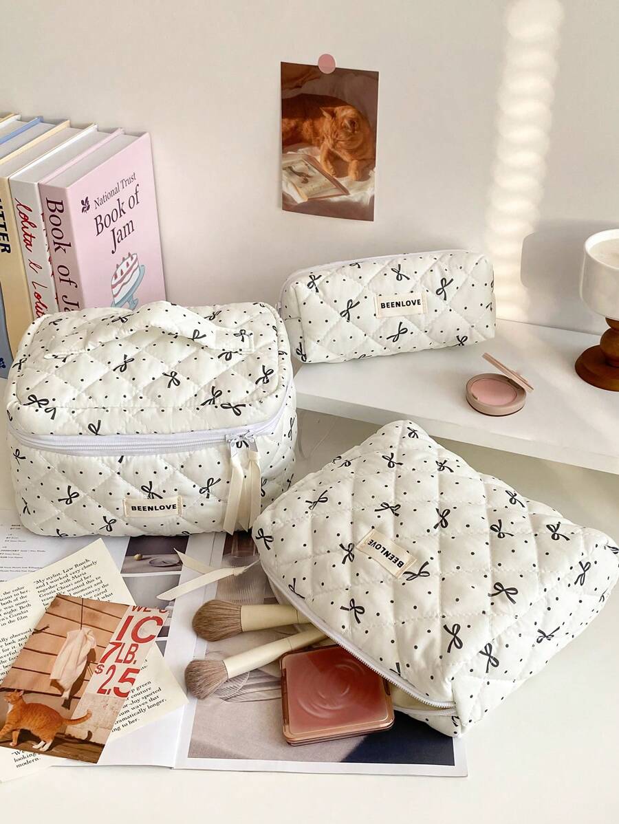 1 Túi đựng mỹ phẩm chần bông họa tiết chấm bi và nơ, Túi mỹ phẩm đa năng màu đen trắng đáng yêu có tay cầm và khóa kéo, Túi đựng mỹ phẩm dung tích lớn kiểu cổ điển, Túi đựng đồ vệ sinh cá nhân du lịch xách tay có nơ, Túi đựng son môi, băng vệ sinh, tiền xu, chìa khóa, v.v., Túi nhẹ, lớp bông mềm mại, món quà tinh tế cho học kỳ mới, mùa xuân/đầu hè, kỷ niệm, kỳ nghỉ, Túi nhỏ, Túi đựng mỹ phẩm, Vật dụng cần thiết khi đi du lịch