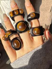 Bague large asymétrique en résine noire avec un motif géométrique de faux œil de tigre rétro. Bijou empilable de mode européenne et américaine pour femme. Excellent cadeau pour les amis.