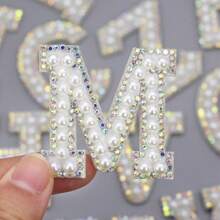 水晶AB彩钻26字母贴花，适用于服装，A-Z字母，珍珠水钻贴纸，可缝可粘，DIY姓名贴片