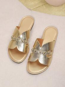 Infradito da donna per l'estate, con parte superiore in materiale metallico, stile casual da resort, design con borchie e strass, versatile per vacanze e spiaggia, essenziale per il resort