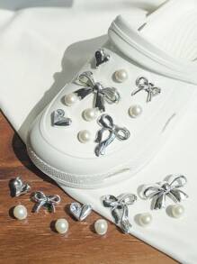 20 Stücke/Set Silber Schleife & Herz 3D Perlen abnehmbare DIY Schuh Dekorationen, inklusive Blumen, Herzen, 3D Perlen, Schleifen, süßer mädchenhafter Stil, Outdoor Schuh Accessoires, abnehmbare Schuh Clips, Schuh DIY Accessoires, geeignet für Damen/Mädchen Sandalen Dekoration (Schuhe nicht enthalten)