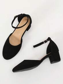 Sandales d'été femme larges, élégantes, à la mode, simples, à talon épais et bride enfilable. Design avec bout pointu en suède et talon intermédiaire pour un usage extérieur