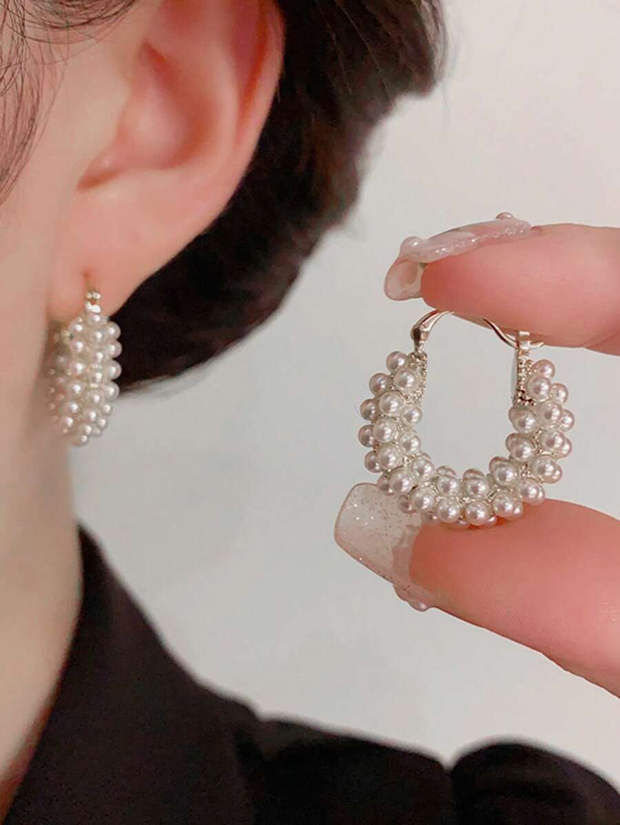 1 par de pendientes de aro redondo con perlas de lujo y elegantes, diseño de nicho de moda y de alta gama