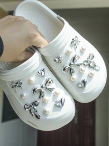 20 Stücke/Set Silber Schleife & Herz 3D Perlen abnehmbare DIY Schuh Dekorationen, inklusive Blumen, Herzen, 3D Perlen, Schleifen, süßer mädchenhafter Stil, Outdoor Schuh Accessoires, abnehmbare Schuh Clips, Schuh DIY Accessoires, geeignet für Damen/Mädchen Sandalen Dekoration (Schuhe nicht enthalten)