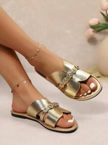 Infradito da donna per l'estate, con parte superiore in materiale metallico, stile casual da resort, design con borchie e strass, versatile per vacanze e spiaggia, essenziale per il resort