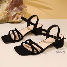 Sandálias pretas de salto alto com bico quadrado, sapatos femininos versáteis em estilo romano, chinelos de tecido preto, sandálias de salto médio com tiras e novo design, ideais para usar com vestidos
