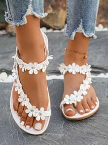 大码女式白色平底沙滩凉鞋，新款女士一脚蹬平底人字拖凉鞋露趾休闲波西米亚风花卉水钻时尚拖鞋 - 白色 - 查看 3