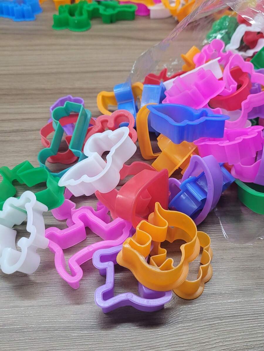 100 Cortadores / Forminhas / Moldes de Massinha - Festas e Lembrancinhas - Preto e Branco - Visão 1