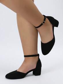 Sandales d'été femme larges, élégantes, à la mode, simples, à talon épais et bride enfilable. Design avec bout pointu en suède et talon intermédiaire pour un usage extérieur