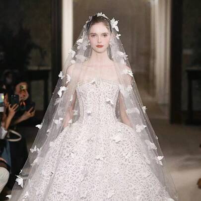 新娘头纱头饰，饰有3D蝴蝶和白色珍珠，奢华超大拖尾头纱，优雅适合婚礼、秋季服装以及情人节配饰。