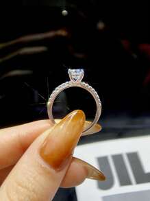 1 件 1 克拉 4 爪简约圆形设计 D 色莫桑石订婚戒指结婚戒指女士 S925 纯银永恒戒指承诺戒指周年纪念戒指奢华珠宝礼品新娘珠宝 - 銀色 - 查看 4