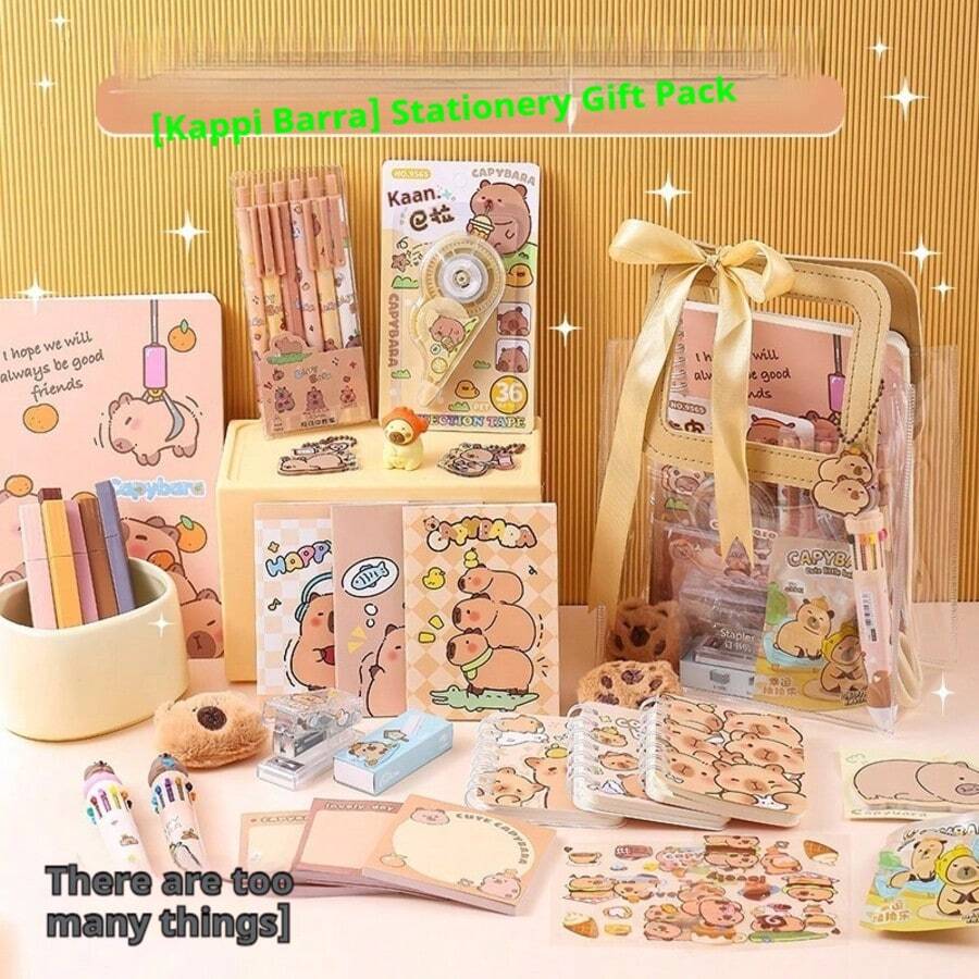 Capybara 学生文具惊喜礼品套装包括（1 个手提礼品袋、4 张贴纸、50 张钞票、1 个 Kabibala 吊坠、1 个毛绒胸针、3 个笔记本、6 支圆珠笔和 1 支四色圆珠笔）。回到学校