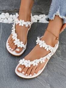 大码女式白色平底沙滩凉鞋，新款女士一脚蹬平底人字拖凉鞋露趾休闲波西米亚风花卉水钻时尚拖鞋 - 白色 - 查看 6
