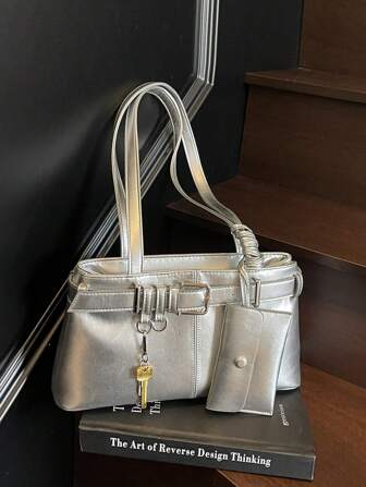 1 件银色 PU 闪亮腋下包，采用独特的带扣设计，别致甜美的女士休闲单肩包，容量大，适合日常使用，配有小包吊坠