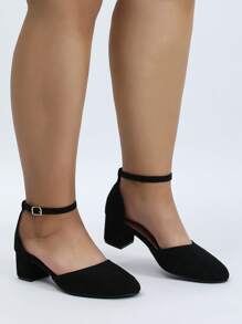 Sandales d'été femme larges, élégantes, à la mode, simples, à talon épais et bride enfilable. Design avec bout pointu en suède et talon intermédiaire pour un usage extérieur
