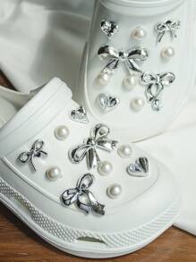 20 Stücke/Set Silber Schleife & Herz 3D Perlen abnehmbare DIY Schuh Dekorationen, inklusive Blumen, Herzen, 3D Perlen, Schleifen, süßer mädchenhafter Stil, Outdoor Schuh Accessoires, abnehmbare Schuh Clips, Schuh DIY Accessoires, geeignet für Damen/Mädchen Sandalen Dekoration (Schuhe nicht enthalten)