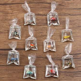 قلادة مفتاح من الراتينج تمثال سمكة ذهبية وسمكة كارب واقعية وإبداعية، قلادة مفتاح شفافة على شكل سمكة (ألوان وأنماط عشوائية)