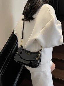 La nueva bolsa de hombro en forma de media luna de diseño clásico y silvestre, con patrón de letras decorativas y unicolor de tela impermeable de PU, adecuada para ir de compras y puede llevarse colgada.