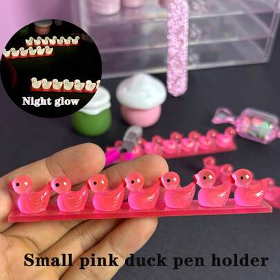 Hộp đựng bút hình vịt phát sáng trong bóng tối mùa xuân hè, 1 chiếc, màu hồng, kiểu dáng cô gái cá tính, làm từ nhựa acrylic hình vịt con, bền chắc, phát sáng vào ban đêm, thích hợp để đựng bút vẽ móng và đồ dùng văn phòng, có thể dùng làm quà tặng cho phái nữ, dụng cụ chăm sóc móng thích hợp để làm móng giả.