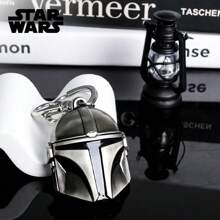 Lucasfilm 1 pieza Llavero de metal con casco de Mandalorian con licencia oficial de , regalo genial para aniversarios, San Valentín, cumpleaños, Navidad y fiestas - Plateado - Ver 2