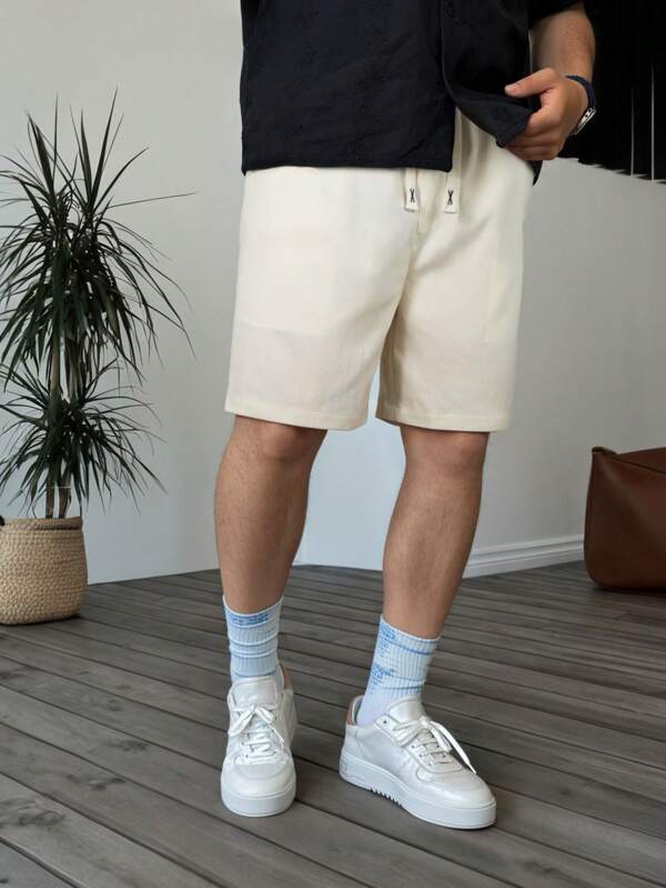 Yemwry Pantalones cortos casuales sueltos con cordón en la cintura de unicolor para hombres. Los pantalones cortos de unicolor tienen una silueta de corte limpio, y el detalle del cordón agrega un toque casual. Ya sea paseando por las calles o de vacaciones en la playa, estos pantalones cortos le ayudarán a mostrar su masculinidad despreocupada y con estilo.