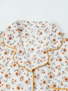 2-teiliges Set aus bequemem, gelbem Rosen-Blume Muster Kurzarm-Top mit Kragen, Knöpfen, Taschen und Schleifenshorts, Damen Nachtwäsche & Freizeitkleidung Set, geeignet für Zuhause im Frühling/Sommer