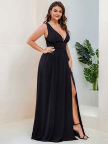 EVERPRETTY Plus Size V-Neck High Slit Sleeveless High Waist Black Bridesmaid Dress - Black - View 3