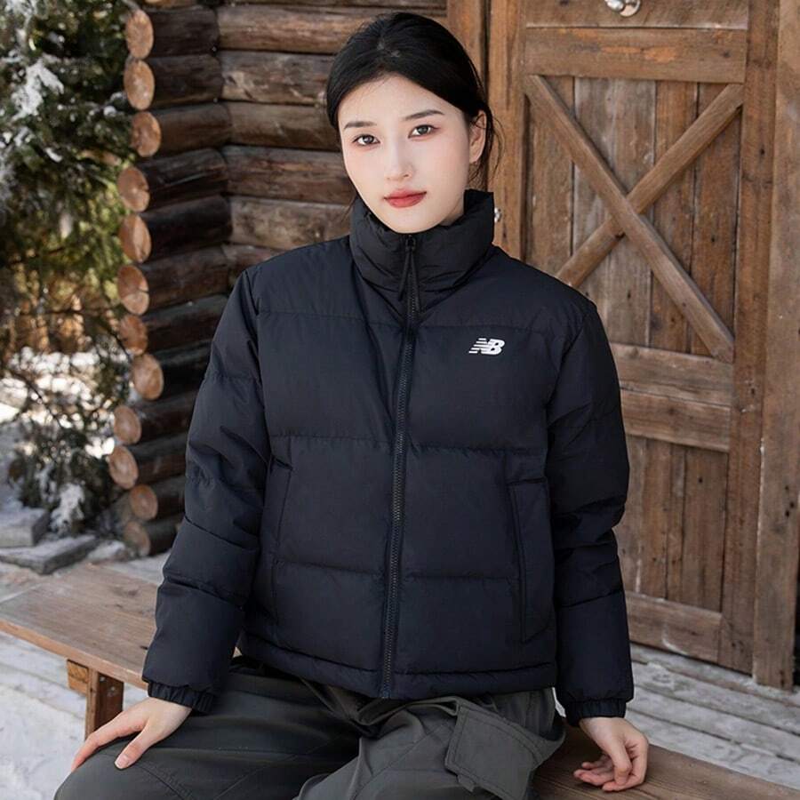 New Balance 女款绗缝外套，休闲运动风，简约设计，舒适保暖，防风，立领，AWJ44306BK - 黑色 - 查看 1