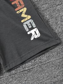 男童字母印花圆领短袖 T 恤和短裤套装