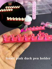 暗夜发光春夏笔筒，1个粉色辣妹创意美甲笔筒，粉色树脂小鸭亚克力笔筒，经久耐用，夜间会发光，适合放置美甲笔和办公用品，可作为女士礼物，美甲工具，适合制作假指甲贴片。 - 西瓜粉 - 查看 2