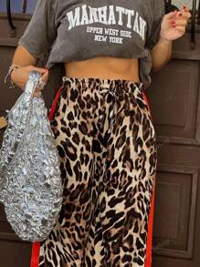 Pantaloni con stampa leopardata, blocchi di colore, strisce laterali e tasche