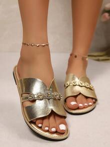 Infradito da donna per l'estate, con parte superiore in materiale metallico, stile casual da resort, design con borchie e strass, versatile per vacanze e spiaggia, essenziale per il resort