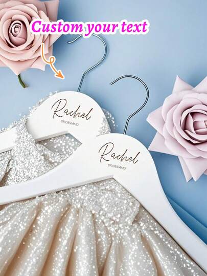 Bruidshanger, Trouwhanger, Gepersonaliseerde hanger, Bruidsjurkhanger, Hanger op maat, Houten hanger, 'Mevrouw'-hanger, Naamhanger, Cadeau op maat voor bruidsmeisjes, Bruidshanger, Cadeau voor vrijgezellenfeest, Cadeau voor de bruid, Gepersonaliseerde trouwhanger, Bruidscadeau, Stijlvol, Unisex, Casual, Op maat, Gepersonaliseerd, Uniek, Aangepast, Ideale cadeaus voor hem, Voor Valentijnsdag, Voor Moederdag, Voor verjaardagen, Voor Kinderdag, Voor Vaderdag, Voor afstuderen, Voor bruiloften, Voor een housewarming, Haaraccessoires voor vrouwen