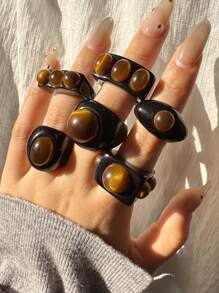 Bague large asymétrique en résine noire avec un motif géométrique de faux œil de tigre rétro. Bijou empilable de mode européenne et américaine pour femme. Excellent cadeau pour les amis.