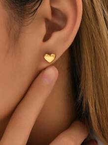 1 对简约时尚金色不锈钢耳钉，适合女性日常佩戴和办公室佩戴