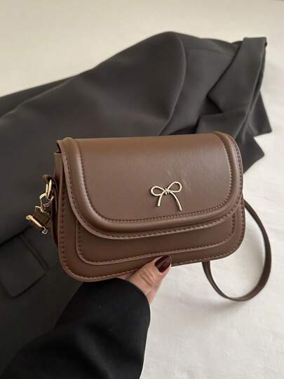 Mini Fashion Solid Color Flip Saddle Bag, Women's Versatile Bow Hardware Decoration Shoulder Crossbody Bag, Suitable For Shopping, Wallets, Shopping, Young Women, College Students, Newcomers, White-Collar Workers. They Are Very Suitable For Offices, Universities, Work, Business, Commuting, Outdoor Activities, Travel, And Outings