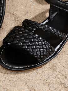 A Pair Of Children's Fashion Boho Style Flat Sandals Soft Soled Sports Fashion Buckle Sandals