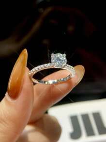 1 件 1 克拉 4 爪简约圆形设计 D 色莫桑石订婚戒指结婚戒指女士 S925 纯银永恒戒指承诺戒指周年纪念戒指奢华珠宝礼品新娘珠宝 - 銀色 - 查看 1