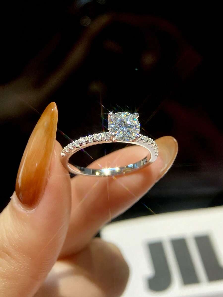 1 件 1 克拉 4 爪简约圆形设计 D 色莫桑石订婚戒指结婚戒指女士 S925 纯银永恒戒指承诺戒指周年纪念戒指奢华珠宝礼品新娘珠宝 - 銀色 - 查看 1