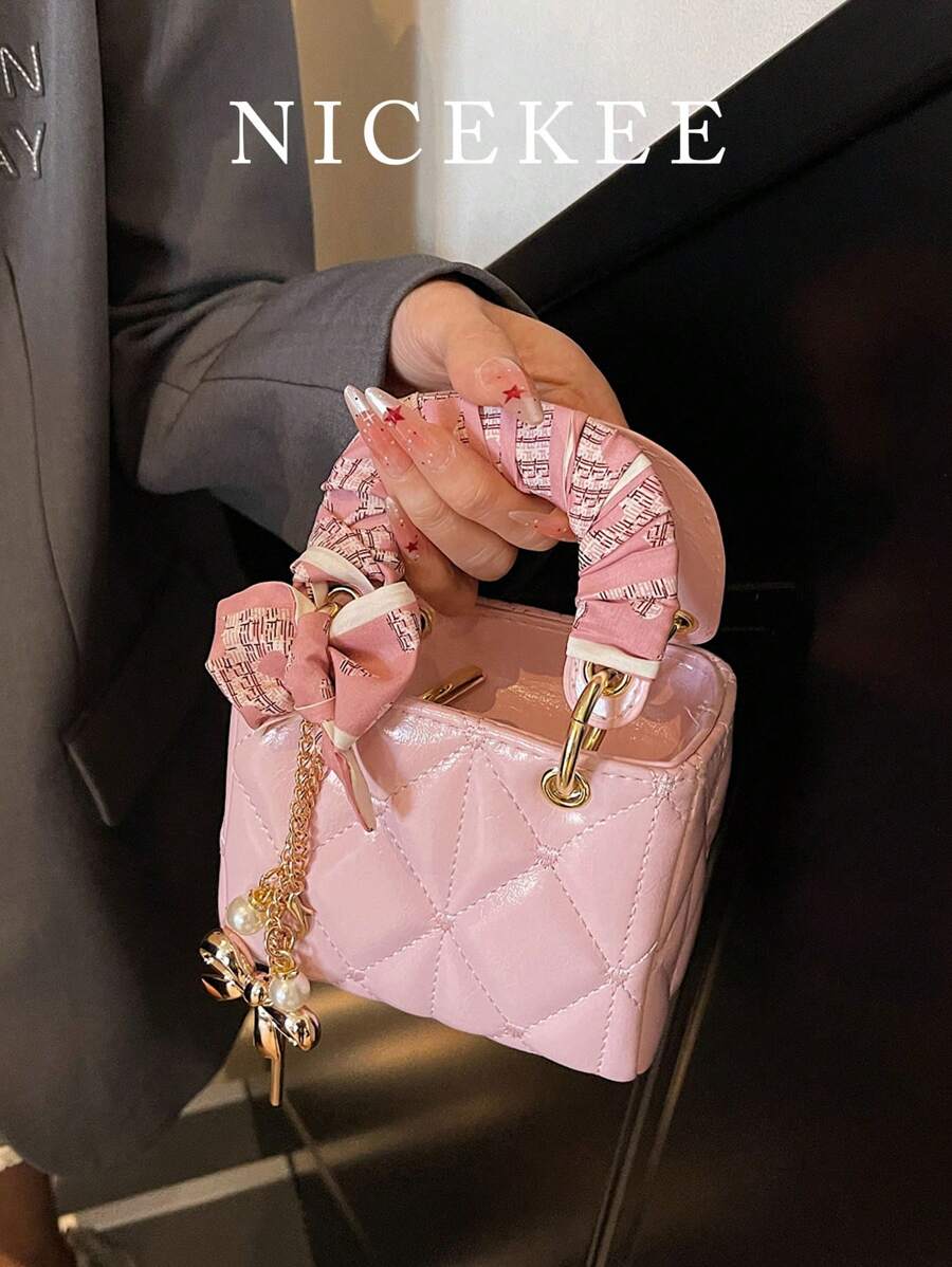 精致迷你优质纹理春夏新款流行甜美丝巾手提包，小众设计钻石网格心形刺绣戴安娜王妃包，时尚斜挎包搭配蝴蝶结吊坠，适合约会、购物和送礼，是女性最佳的母亲节礼物