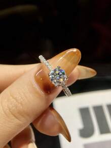 1 件 1 克拉 4 爪简约圆形设计 D 色莫桑石订婚戒指结婚戒指女士 S925 纯银永恒戒指承诺戒指周年纪念戒指奢华珠宝礼品新娘珠宝 - 銀色 - 查看 3