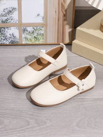 1 paire de chaussures plates à fleurs beiges avec boucle et sangle ajustable pour filles, bout rond, semelle TPR antidérapante, confortable, légère, couleur unie mignonne, ballerine, convient aux filles de 5 à 14 ans, pour l'école, les festivals, les activités intérieures/extérieures et le port casual quotidien