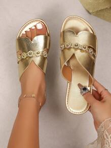 Infradito da donna per l'estate, con parte superiore in materiale metallico, stile casual da resort, design con borchie e strass, versatile per vacanze e spiaggia, essenziale per il resort
