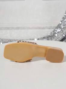 Sandálias de Salto Grosso e Elegante para Mulheres Plus Size, Decoração com Strass e Pérolas Falsas, Tira Aberta, Versátil para Festa, Férias, Confortáveis em Tamanhos Grandes - Dourado - Visão 6