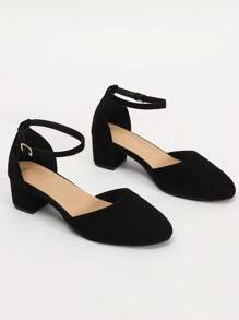 Sandales d'été femme larges, élégantes, à la mode, simples, à talon épais et bride enfilable. Design avec bout pointu en suède et talon intermédiaire pour un usage extérieur