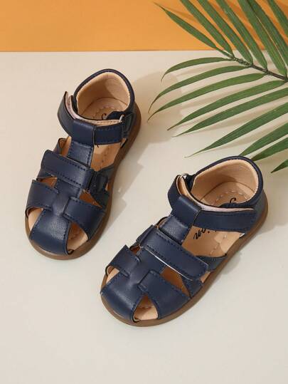 زوج من الصنادل المسطحة للأطفال، صنادل صيفية جديدة للأولاد مغلقة الأصابع بتثبيت بالخطاف والحلقة ، قاع ناعم منفذ للهواء ، أحذية شاطئية للأطفال الصغار