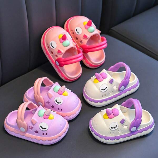 زوج من الصنادل المريحة الخفيفة والناعمة للأطفال، قابلة للارتداء داخل وخارج المنزل، بتصميم كرتوني جذاب، مناسبة للصيف