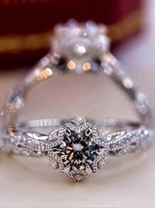 1 pieza Anillo de compromiso de boda de lujo para mujer con diseño de flor de copo de nieve y rhinestones